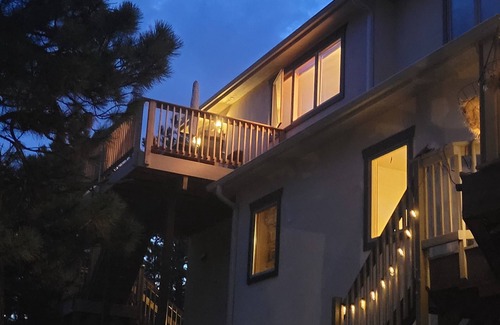 Larkspur Apartment | Beautiful nature filled peaceful w/HotTub 1 bedroom private above garage suite