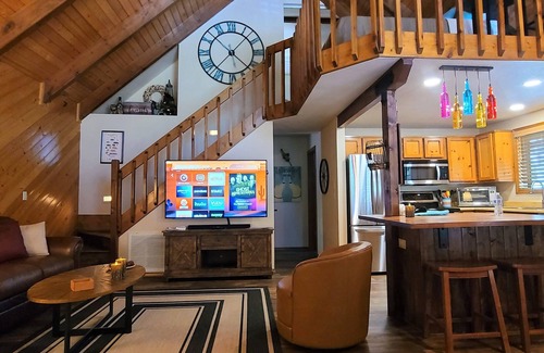 Munds Park Cabin | Beautiful Naughty Pines Lodge! 2 Masters, Loft & large deck in Munds Park!