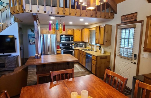 Munds Park Cabin | Beautiful Naughty Pines Lodge! 2 Masters, Loft & large deck in Munds Park!