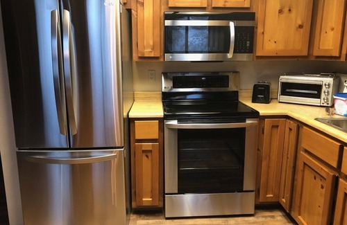 Munds Park Cabin | Beautiful Naughty Pines Lodge! 2 Masters, Loft & large deck in Munds Park!