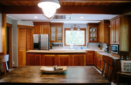 Gearhart House | Beautiful Neacoxie Creek Front, Hot Tub, Short Walk to Beach, Kayak from Yard