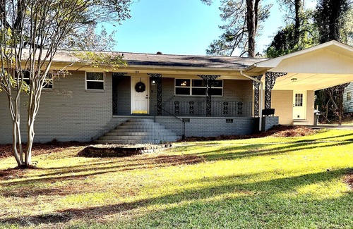 Starkville House | Beautiful neighborhood home! 2 miles from campus.