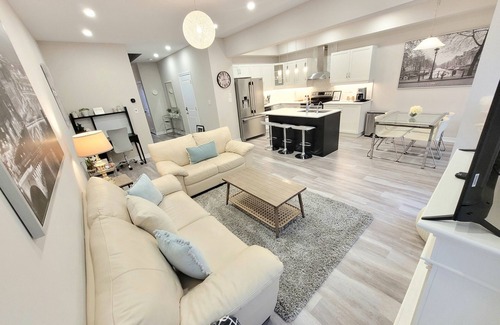 Cambridge House | Beautiful & New 3 Bedroom Home – King bed - 2 Parking - 5 Mins of Hwy 401