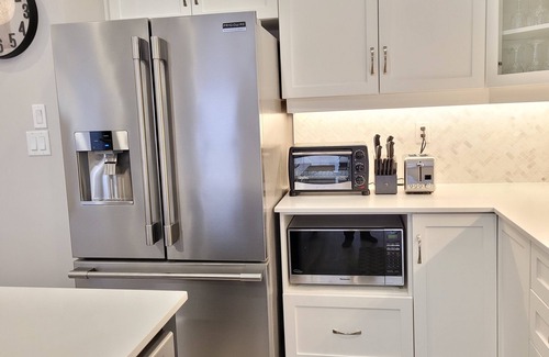 Cambridge House | Beautiful & New 3 Bedroom Home – King bed - 2 Parking - 5 Mins of Hwy 401
