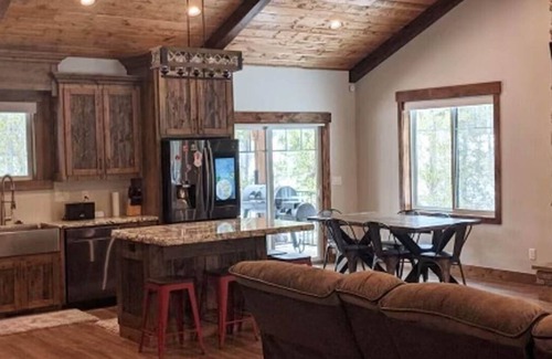 Ashton Cabin | Beautiful New Cabin Near Yellowstone, Grand Teton, and Targhee National Parksn
