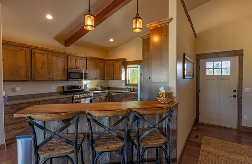 Lake Hatcher Park House | Beautiful New Home | Mountain Views, Fenced Yard