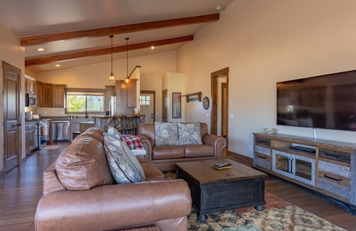 Lake Hatcher Park House | Beautiful New Home | Mountain Views, Fenced Yard