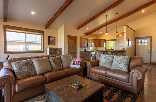 Lake Hatcher Park House | Beautiful New Home | Mountain Views, Fenced Yard