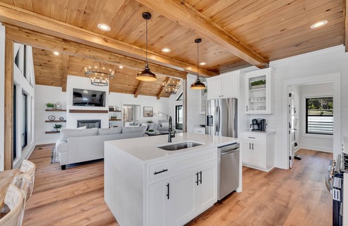 Crane Hill House | ~Beautiful New Home~Gorgeous Lake View~Sleeps 14~Private Dock~