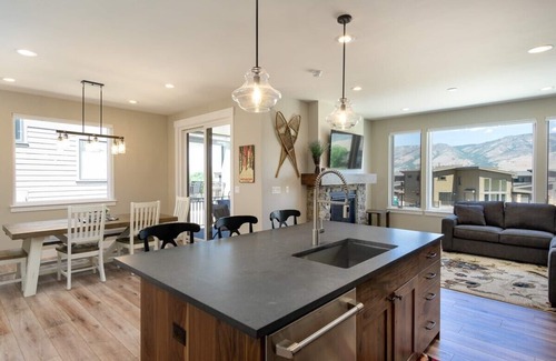 Huntsville House | Beautiful New Home. Mountain Views. Personal Hot Tub. EW24
