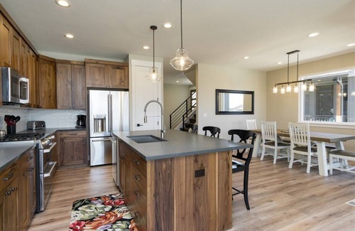 Huntsville House | Beautiful New Home. Mountain Views. Personal Hot Tub. EW24