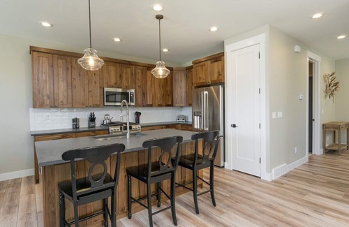 Huntsville House | Beautiful New Home. Mountain Views. Personal Hot Tub. EW24