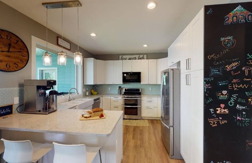 Grant House | Beautiful New Lake House: Perfect For Extended Family Vacation