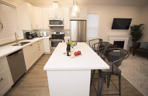 South Pandosy Cottage | Beautiful, New, Luxurious 2 bedroom/2 Bath Carriage House