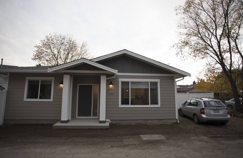 South Pandosy Cottage | Beautiful, New, Luxurious 2 bedroom/2 Bath Carriage House