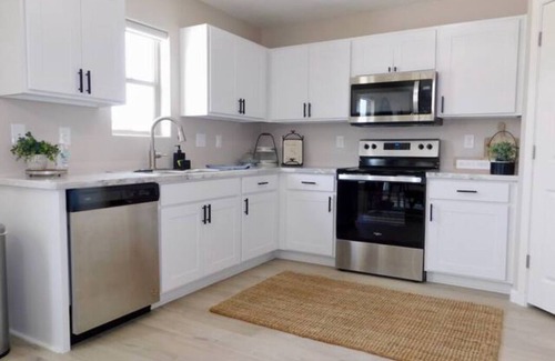 Bullhead City House | Beautiful NEW Modern Home - Minutes from the river, lake and casinos!