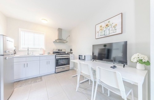 Mayflower Village House | Beautiful New Studio In Arcadia With Kitchen-C