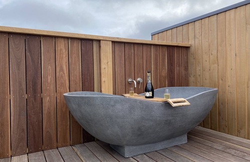 Barwon Heads Apartment | Beautiful new village apartment with roof deck- stone bath, 360 views & more