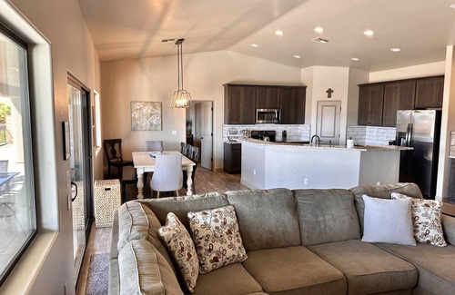 Lake Havasu City House | Beautiful Newer Home with Pool Near Windsor Beach, Lots of Garage space