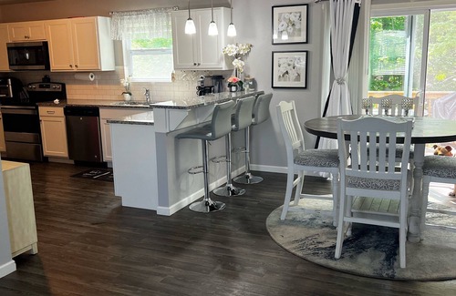 Kentwood House | Beautiful Newer 2 story family Home close to the Airport