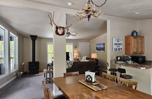Gilchrist House | Beautiful newer 2 bed/2bath home with hot tub in Two Rivers North