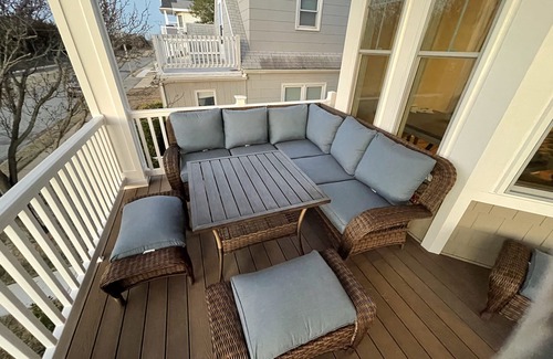 Gold Coast House | Beautiful Newer Construction 5 BR 3.5 bath
