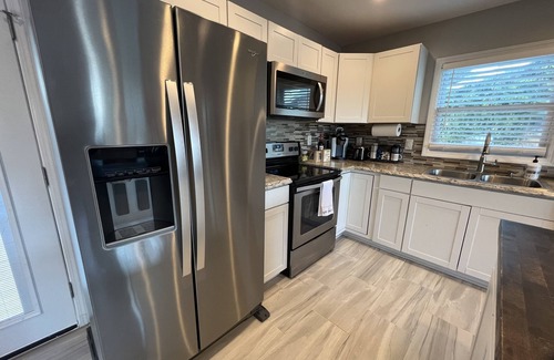 Greensboro House | Beautiful Newly listed home, Newly Remodeled Home 5beds/sleeps 9 close to DT GSO