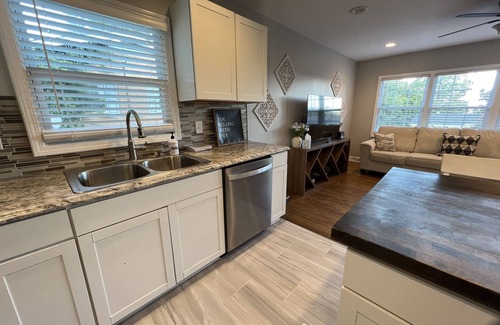 Greensboro House | Beautiful Newly listed home, Newly Remodeled Home 5beds/sleeps 9 close to DT GSO