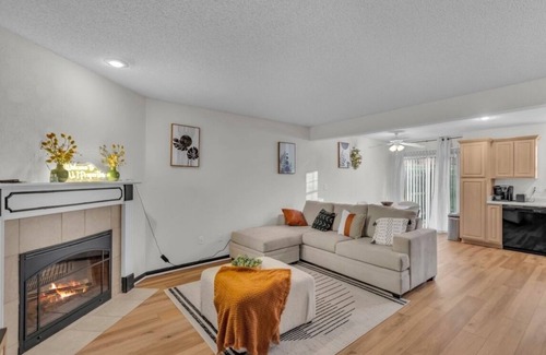 Blue Springs House | Beautiful newly renovated pet friendly townhome near Lake Tapawingo -Sleeps 4