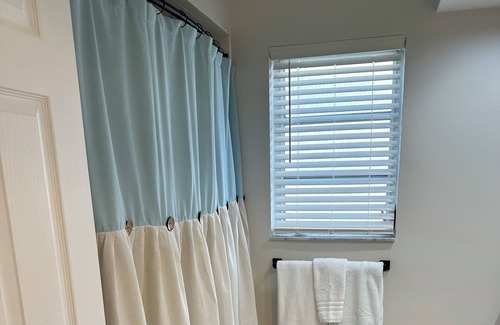 Venice House | Beautiful Newly Remodeled & Painted Furnished 3/2 Pool Home with Lake Views!