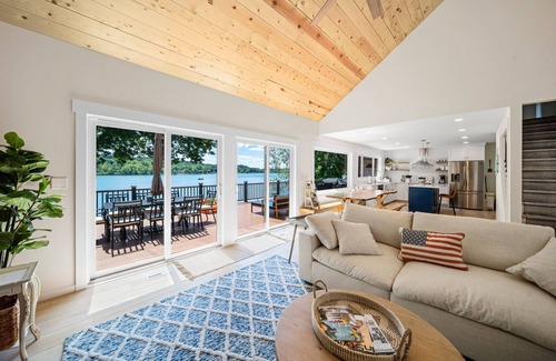 Cassopolis House | Beautiful Newly Renovated (2021) Lakefront Home Near Notre Dame