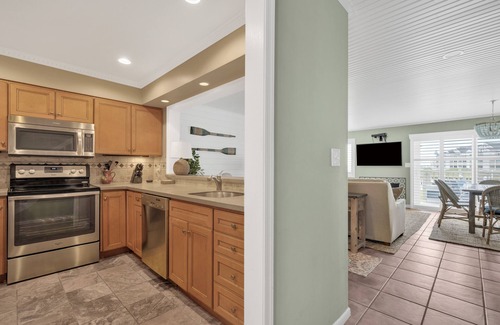 Heron Harbour Isle House | Beautiful - Newly renovated Bayfront - 3BR Townhome - Quiet, Pool, Boat Slip