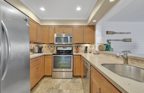 Heron Harbour Isle House | Beautiful - Newly renovated Bayfront - 3BR Townhome - Quiet, Pool, Boat Slip