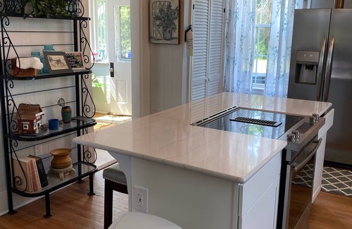 Elco House | Beautiful newly renovated farm house overlooking 5 acre lake. *New Rates *