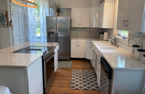 Elco House | Beautiful newly renovated farm house overlooking 5 acre lake. *New Rates *