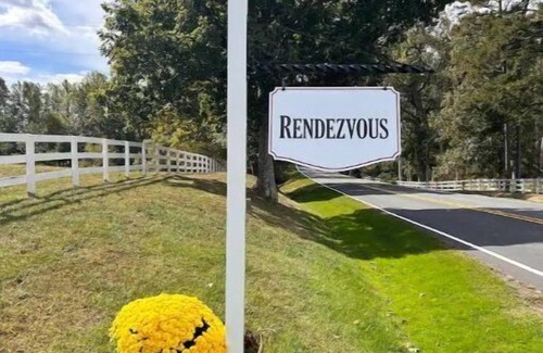 Cobham House | Beautiful Newly Renovated 2 BR cottage w/pooln