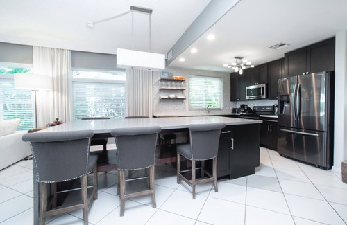 Seven Mile Beach Condo | Beautiful! Newly Renovated Luxury Ground Floor Condo Seven Mile Beach