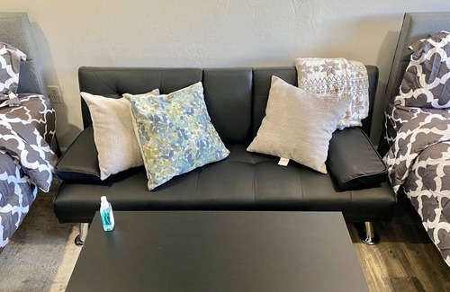 Logan Apartment | Beautiful Newly Renovated Apartment Sleeps 6 LC1