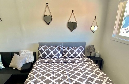 Logan Apartment | Beautiful Newly Renovated Apartment Sleeps 6 LC1