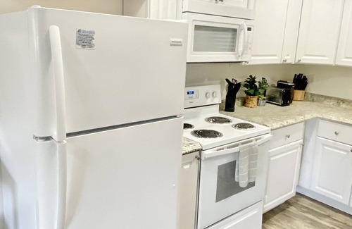 Logan Apartment | Beautiful Newly Renovated Apartment Sleeps 2 LC7