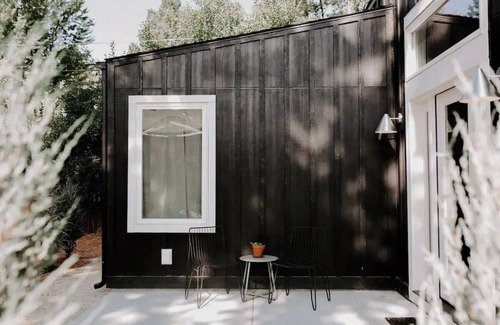 Collister Cottage | Beautiful, North Boise Guesthousenn