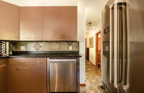 Seattle Metro Area House | Beautiful Oasis on Lake Washington and Seward Park! Pool and Hottub ⭐️