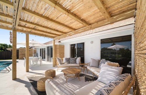 Tropic Palms House | Beautiful Oasis on Canal w/Pool, near the Beach!