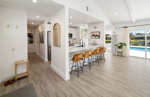 Tropic Palms House | Beautiful Oasis on Canal w/Pool, near the Beach!