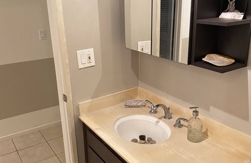 North of Montana Apartment | Beautiful Ocean Breeze Santa Monica Apartment