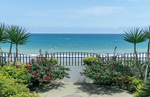 Manta Apartment | Beautiful Oceanview 2-bedroom Apartment with Pool