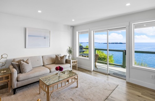 Regional District of Nanaimo House | Beautiful Ocean Front Accommodation - Nanoose Bay