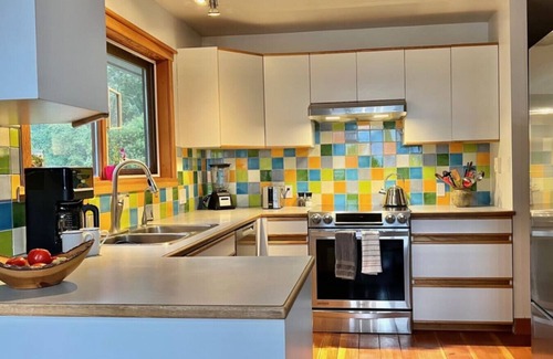 Bowen Island House | Beautiful Ocean & Sunset View Cottage, AC, Hot tub