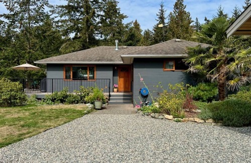 Bowen Island House | Beautiful Ocean & Sunset View Cottage, AC, Hot tub