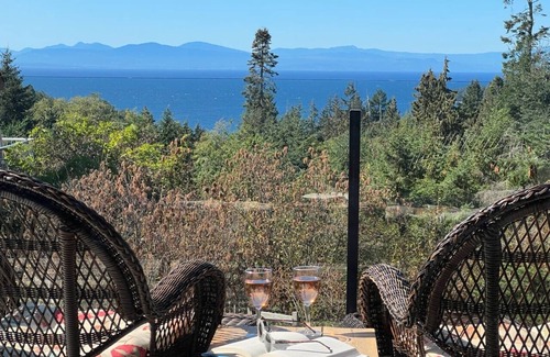 Bowen Island House | Beautiful Ocean & Sunset View Cottage, AC, Hot tub